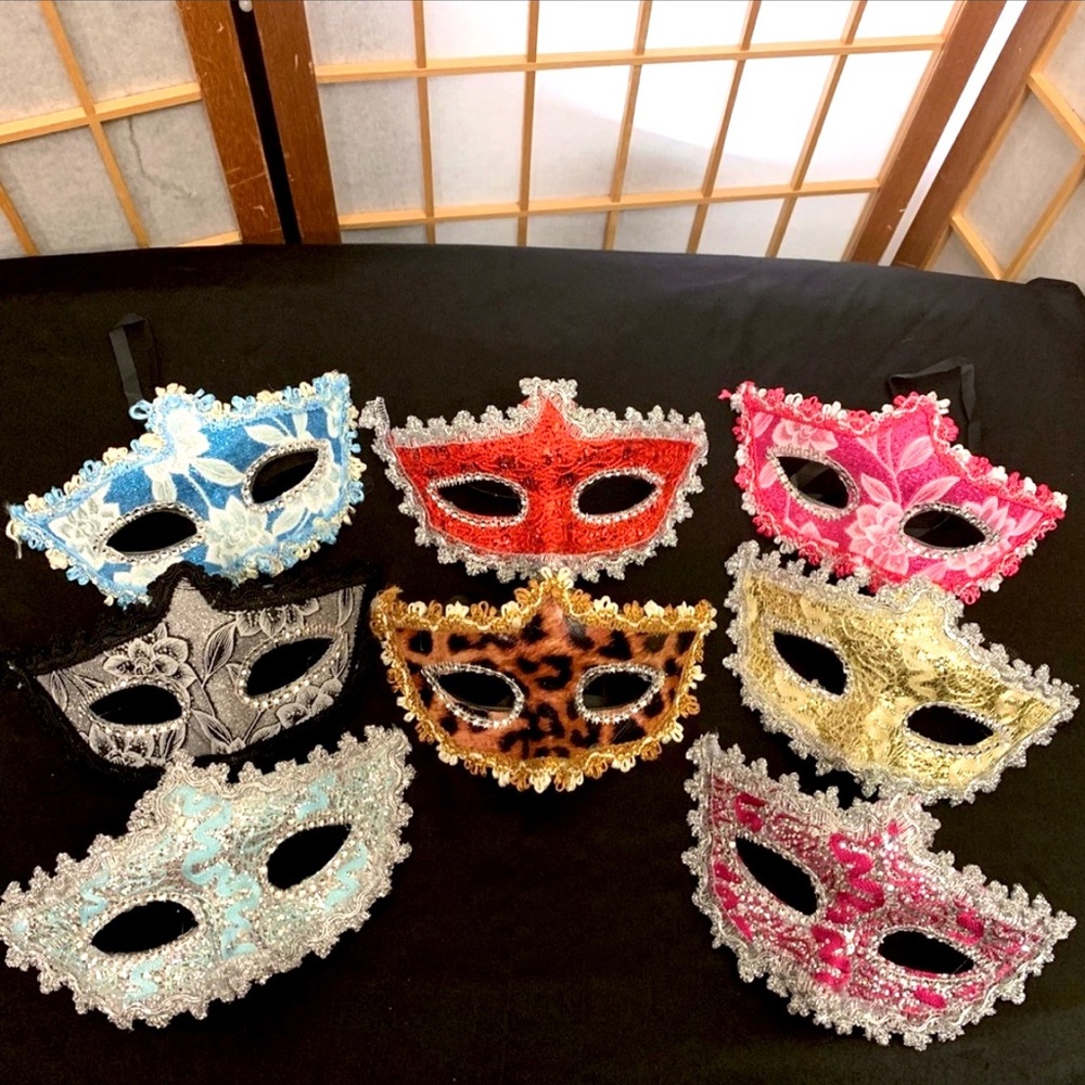 GOLD MARDI GRAS MASK NWT - Picture 3 of 4